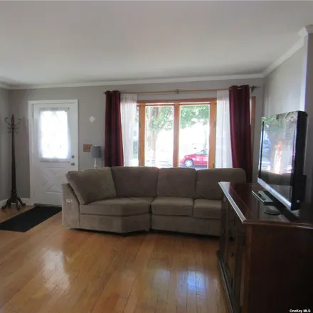 Image 2 - 237-23 93rd Avenue, New York, NY 11426, USA - House for sale