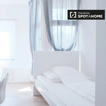 Rent this 3 bed room on Agentur für Arbeit Berlin Mitte in Charlottenstraße 87-90, 10969 Berlin