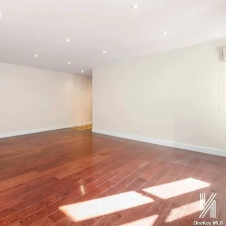 Image 6 - 93-02 34th Avenue, New York, NY 11372, USA - Apartment for sale