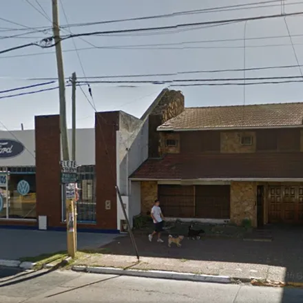 Buy this studio house on Avenida 12 de Octubre 1299 in Quilmes Este, 1883 Quilmes