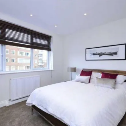 Rent this 4 bed apartment on Tesco Express in 47, 49 Belsize Road