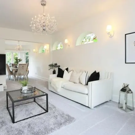 Image 2 - unnamed road, Chigwell, IG7 6AP, United Kingdom - House for rent