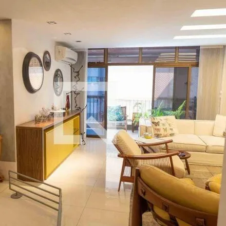 Buy this 5 bed apartment on Rua Doutor Tavares de Macedo 197 in Icaraí, Niterói - RJ