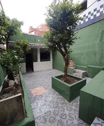 Rent this 3 bed house on Largo Doutor Washington Di Giovanni in Jabaquara, Santos - SP