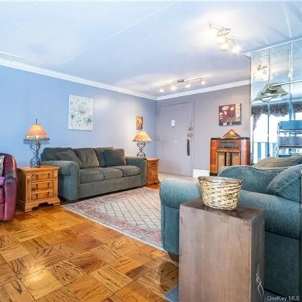 Image 5 - 666 Pelham Road, Rosedale, City of New Rochelle, NY 10805, USA - Apartment for sale