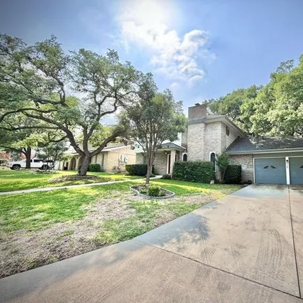 Image 2 - 3165 Colony Drive, San Antonio, TX 78230, USA - House for sale