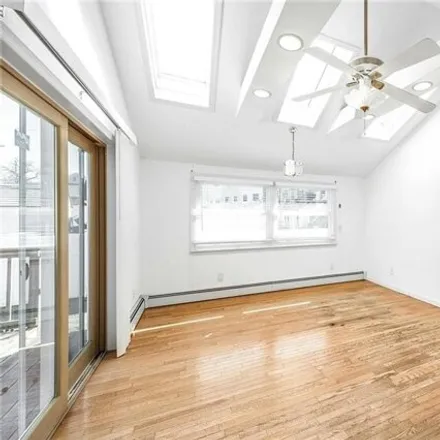 Image 5 - 76a Edgewater Park Unit A, New York, 10465 - Apartment for sale