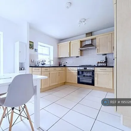 Image 3 - Dettingen Crescent, Surrey Heath, GU16 6GP, United Kingdom - Duplex for rent