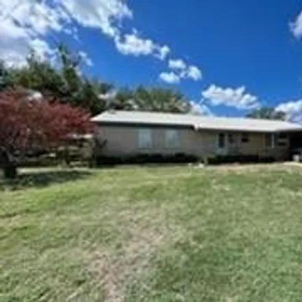 Image 2 - 300 Columbus Street, Coleman, TX 76834, USA - House for sale