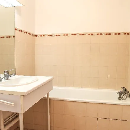 Rent this 1 bed apartment on 24 Rue Narcisse Guilbert in 76130 Mont-Saint-Aignan, France