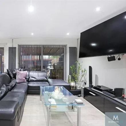 Image 2 - 282 Limes Avenue, Grange Hill, Chigwell, IG7 5LZ, United Kingdom - House for sale