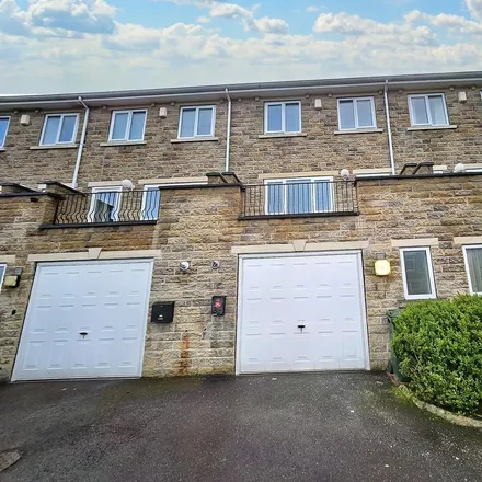 Rent this 3 bed townhouse on Commonside in Dewsbury, WF17 6JU