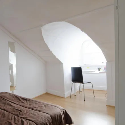 Rent this 4 bed room on Rua Passos Manuel 128 in 1000-059 Lisbon, Portugal