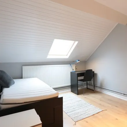 Rent this 3 bed room on Rue de l'Arbre Bénit - Gewijde-Boomstraat 92 in 1050 Ixelles - Elsene, Belgium