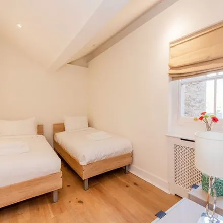 Rent this 4 bed townhouse on 66 Park Street in London, W1K 2JS