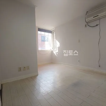 Rent this studio apartment on 서울특별시 서초구 잠원동 44-8
