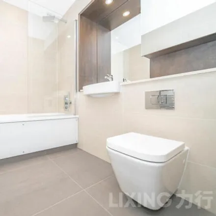 Image 7 - Maine Tower, 9 Harbour Way, Canary Wharf, London, E14 9ZP, United Kingdom - Apartment for sale