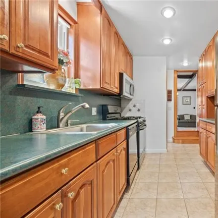 Image 7 - 27-23 167th Street, New York, NY 11358, USA - House for sale