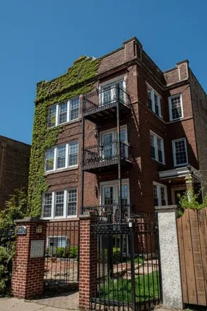 Buy this 3 bed condo on 7612 North Rogers Avenue in Chicago, IL 60626