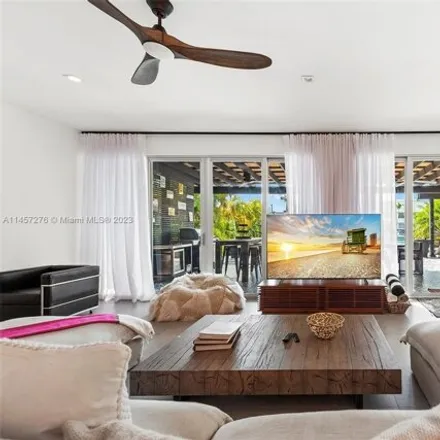 Image 4 - 970 South Shore Drive, Isle of Normandy, Miami Beach, FL 33141, USA - House for sale