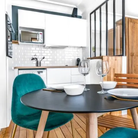 Rent this 4 bed apartment on 101 Avenue de la Bourdonnais in 75007 Paris, France