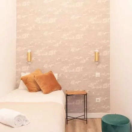 Rent this 2 bed apartment on Madrid in Palacio del duque de Alba, Calle del Duque de Alba