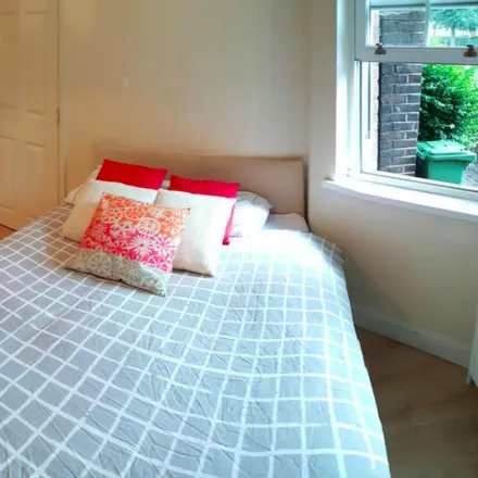 Rent this 5 bed room on 33 Erconwald Street in London, W12 0BY