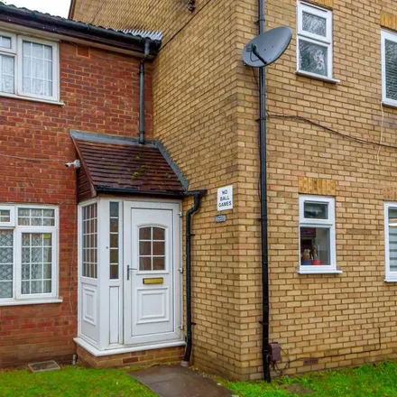 Rent this 2 bed townhouse on Springwood Crescent in Broadfields, London