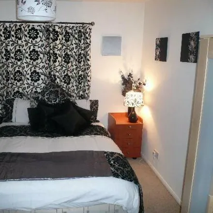 Image 5 - Carr Manor Avenue, Leeds, LS17 5BW, United Kingdom - Apartment for rent