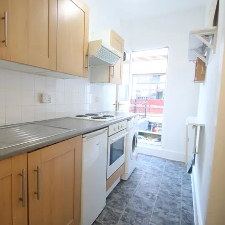 Rent this studio apartment on Xripsy in 402 Kingsland Road, De Beauvoir Town