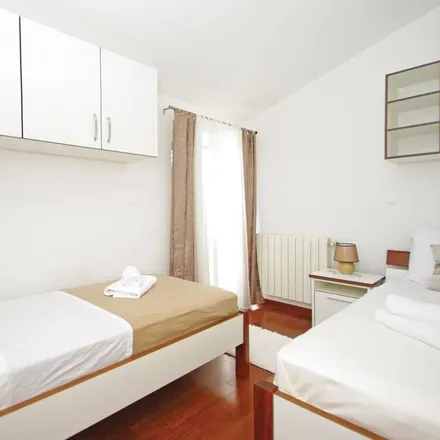 Rent this 3 bed house on Klinički bolnički centar Split - Zagvozd in Franje Tuđmana 46, 21270 Općina Zagvozd