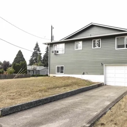 Buy this 6 bed house on 1383 Troy St Ne in Keizer, Oregon