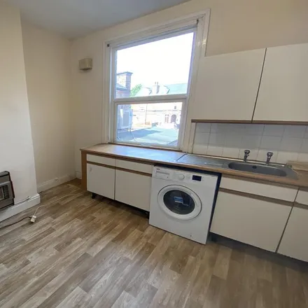 Image 2 - Station Road, Beeston, NG9 2WJ, United Kingdom - Apartment for rent