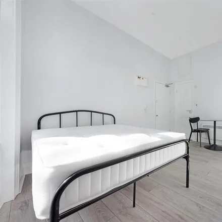 Rent this studio apartment on 13 Stanwick Road in London, W14 8TL