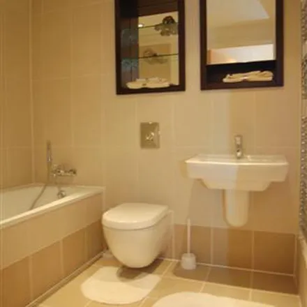 Image 2 - Clarence House, The Anchorage, Leeds, LS10 1QG, United Kingdom - Apartment for rent