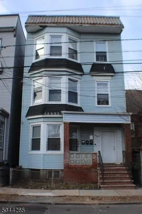 Rent this 3 bed apartment on 601 South 17th Street in Newark, NJ 07103