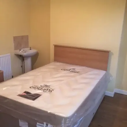 Rent this 5 bed apartment on Sandymount Street in Belfast, BT9 5AJ