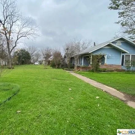 Image 2 - 425 West Austin Street, Luling, TX 78648, USA - House for sale