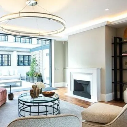 Rent this 3 bed house on Kensington Court Mansions in 62-97 Kensington Court, London