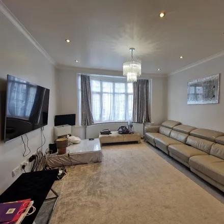 Image 3 - Meadway, London, IG3 9ER, United Kingdom - Townhouse for rent