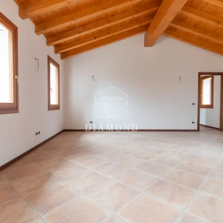 Rent this 3 bed apartment on Burton Pub in Via Molinetto, 31017 Crespano del Grappa TV