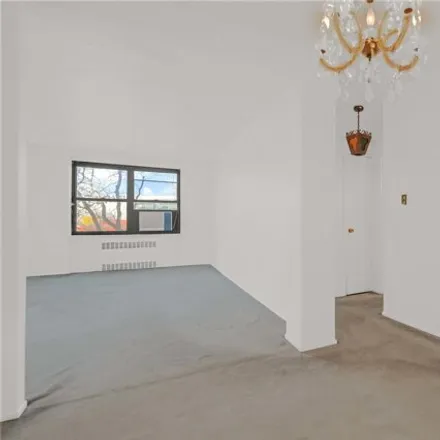 Image 2 - 141-10 25th Road, New York, NY 11354, USA - Apartment for sale