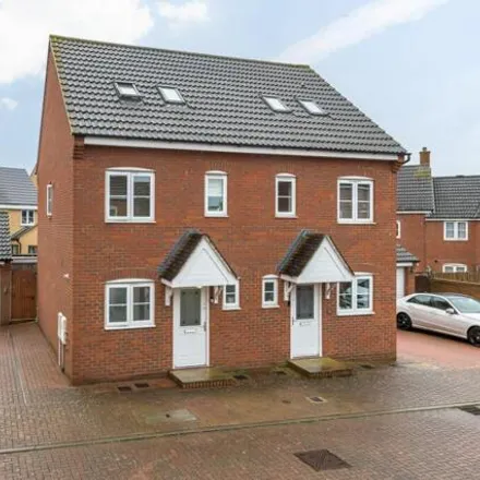 Buy this 3 bed townhouse on Langlands Road in Renhold, MK41 0GE