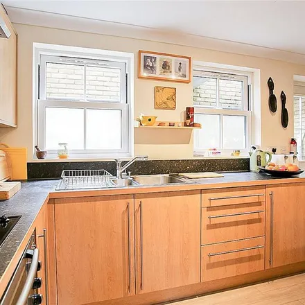 Rent this 3 bed townhouse on 137 St Matthew's Gardens in Cambridge, CB1 2PH