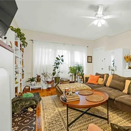 Image 4 - 68-11 Exeter Street, New York, NY 11375, USA - House for sale