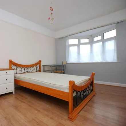 Image 3 - 19 Bray Road, Guildford, GU2 7LJ, United Kingdom - Room for rent