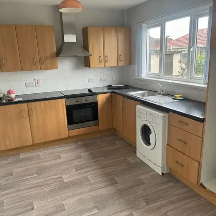 Rent this 3 bed apartment on Rossdowney Avenue in Derry/Londonderry, BT47 5NR