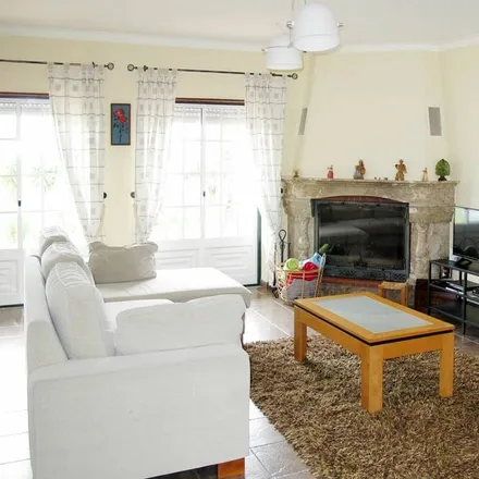Rent this 3 bed house on Lisbon