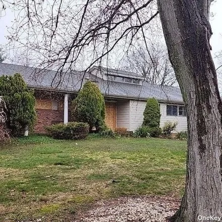 Buy this 4 bed house on 1 Ridings Gate in Fort Salonga, NY 11768