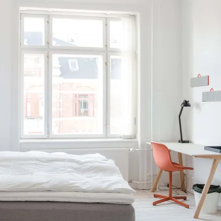 Rent this 6 bed room on City Hall Square in H.C. Andersens Boulevard, 1550 København V